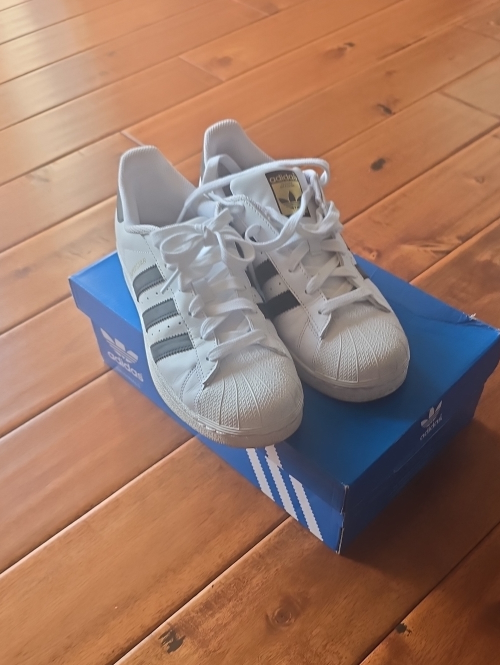 adidas Sneakers